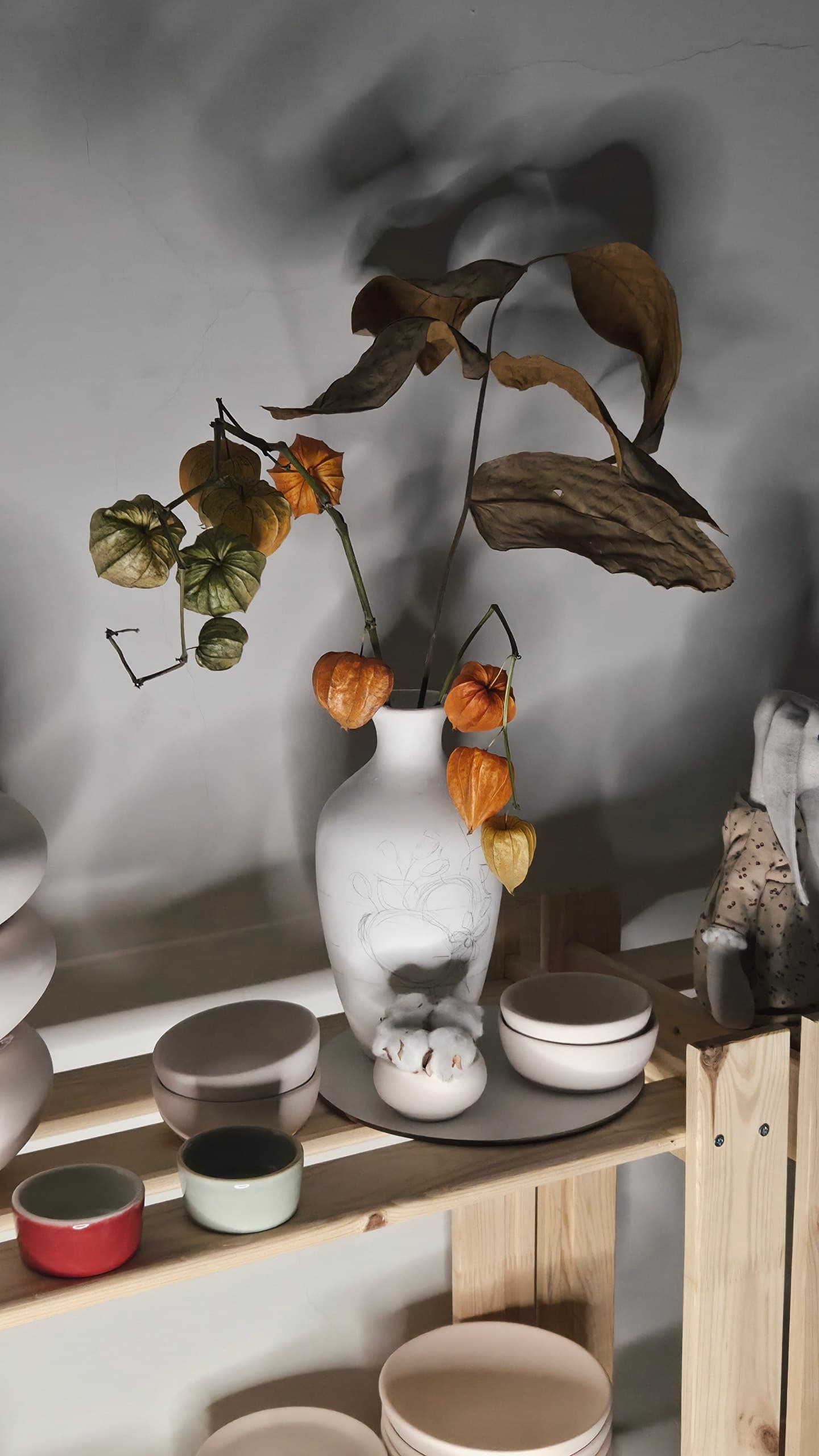 В мастерской сейчас так❤️: тишина после творчества, готовые работы на полке ждут своих хозяев, а за окном холодная метель и манят домашние огни🥺