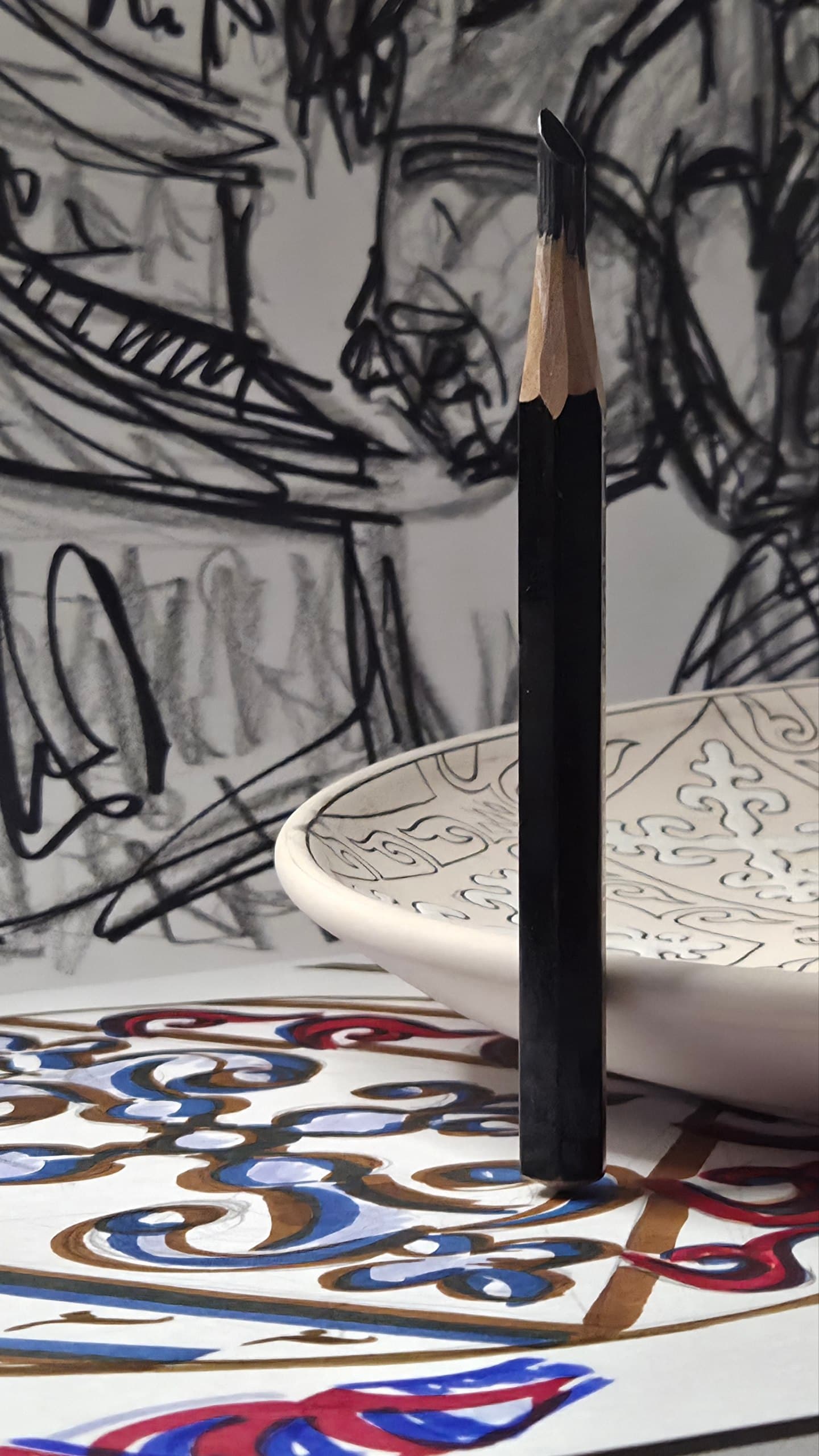 Пара преподавателей говорили мне: «Рисуй так, как надо, как сказали!»
Говорили: «У тебя штриховка — "солома", твои работы видно за версту, можешь даже не подписывать. Много теней, рефлексов — перебор!»
А я стояла и думала: а пусть эту штриховку даже с космоса видно будет🌟